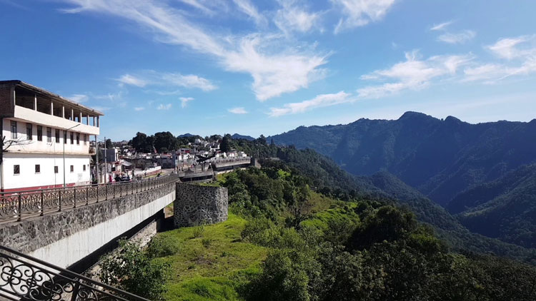 Zacatlán y Chignahuapan pueblos hermanos con una antigua rivalidad  En el estado de Puebloa, existen dos comunidades igual de encantadoras, pero con marcadas diferencias que las hacen complementarse en un único y extraordinario viaje.  